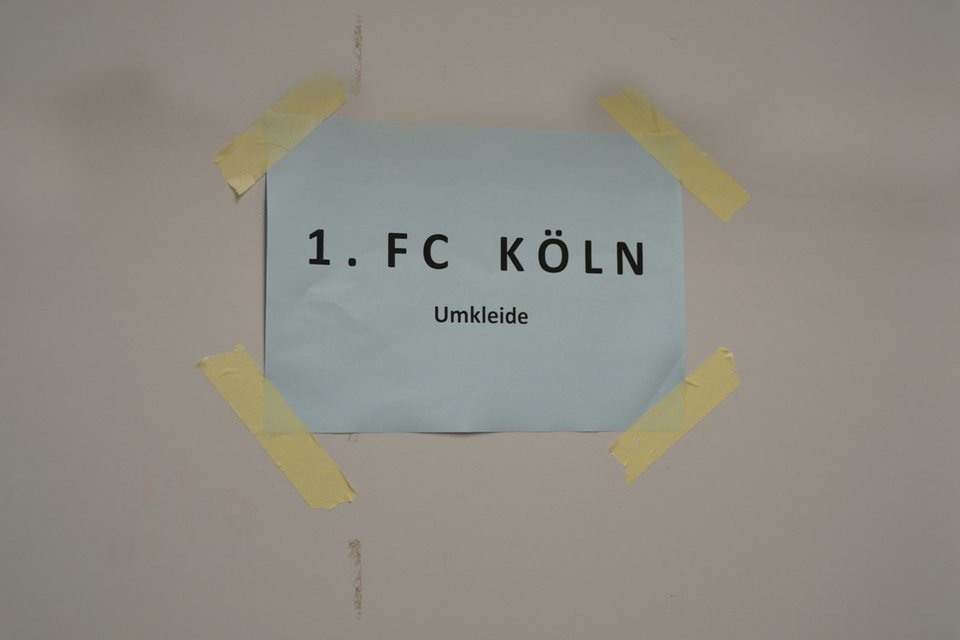 Hinter diesem Schild verbargen sich die großen Stars: die Umkleide des 1. FC Köln ...