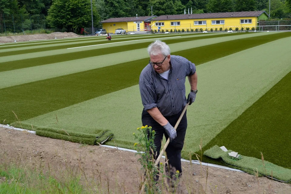 Einer, der gern anpackt: Lothar Vollmer bei Gartenarbeiten Einer, der gern anpackt: Lothar Vollmer bei Gartenarbeiten