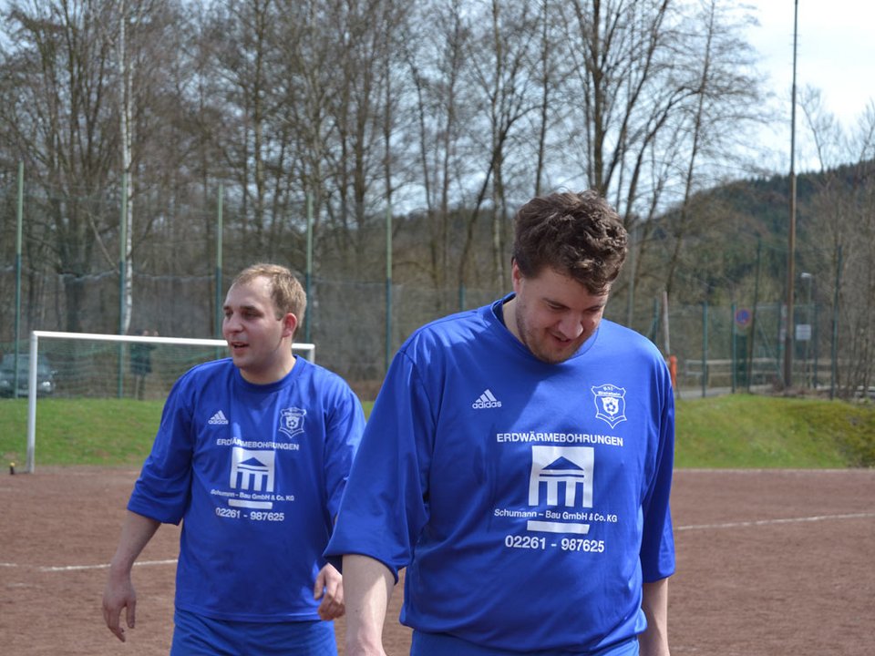 Günther Schäfer und Carsten Fricke nutzten die Unterbrechung für eine Trinkpause