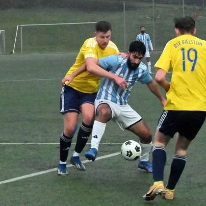 Unsere Erste Herren feierte gegen Dümmlinghausen-Bernberg einen schmeichelhaften Erfolg, durch den sie sich an den Gastgebern vorbei auf Platz 2 schieben (Foto: Holger Blum, Oberberg Aktuell)