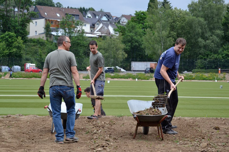 Mit viel Spaß dabei: Thomas Rothe, Markus Gehle und Carsten Fricke genossen die körperliche Arbeit förmlich Mit viel Spaß dabei: Thomas Rothe, Markus Gehle und Carsten Fricke genossen die körperliche Arbeit förmlich