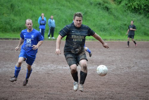 Christopher Schrahe läuft seinen Gegenspieler an Christopher Schrahe läuft seinen Gegenspieler an