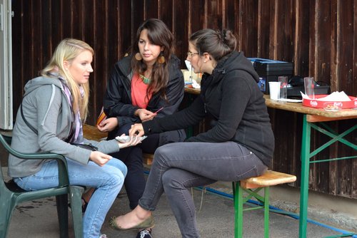 Entspannte Runde: Kathi Schmidt, Goli Chahardahcherik und Elena Heßlenberg tratschen vor der Eröffnung noch ein wenig Entspannte Runde: Kathi Schmidt, Goli Chahardahcherik und Elena Heßlenberg tratschen vor der Eröffnung noch ein wenig