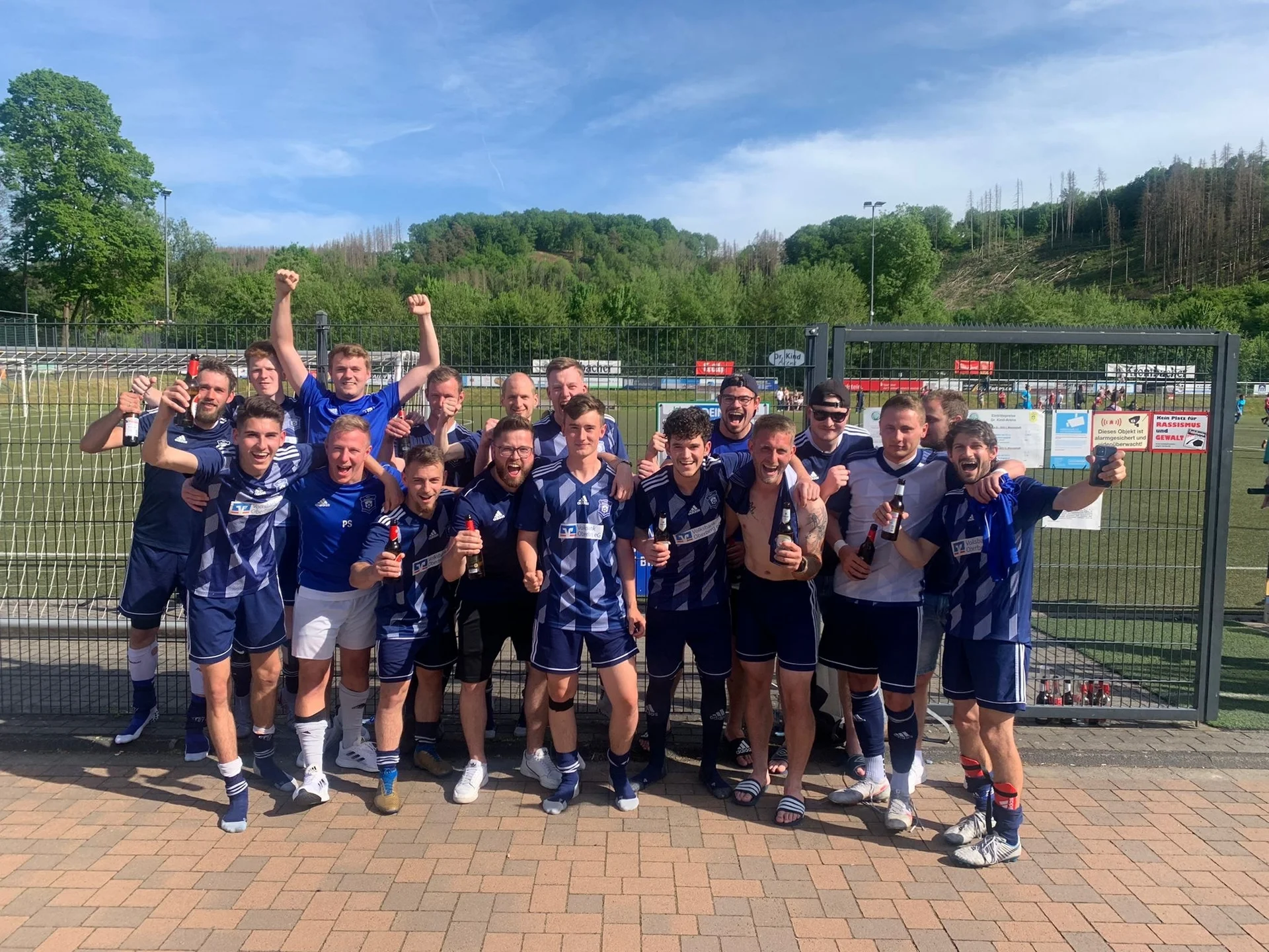 Die Bielsteiner Erste Herren jubelt über den Derbysieg gegen Drabenderhöhe