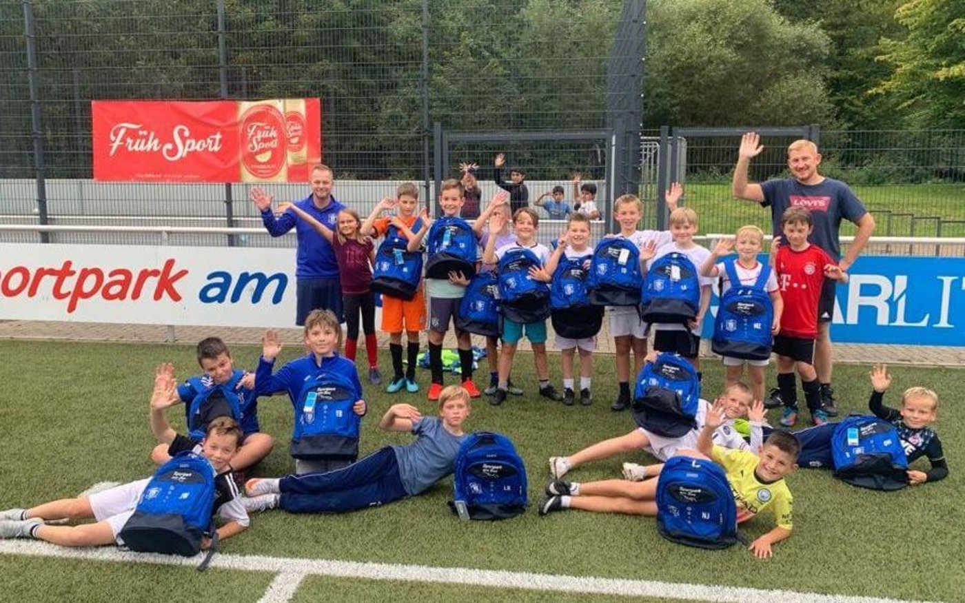 Die U11 Junioren des BSV Viktoria Bielstein um Trainer David Jurzyca und Felix Draube