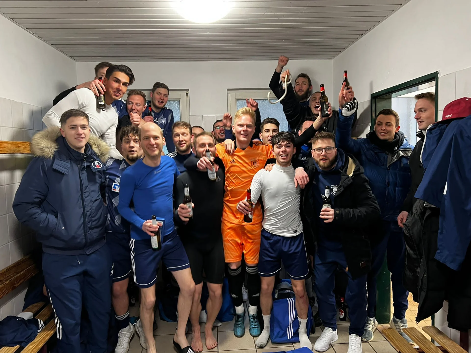 Unsere Erste Herren beim Jubelfoto in der Kabine der Dr. Kind Arena