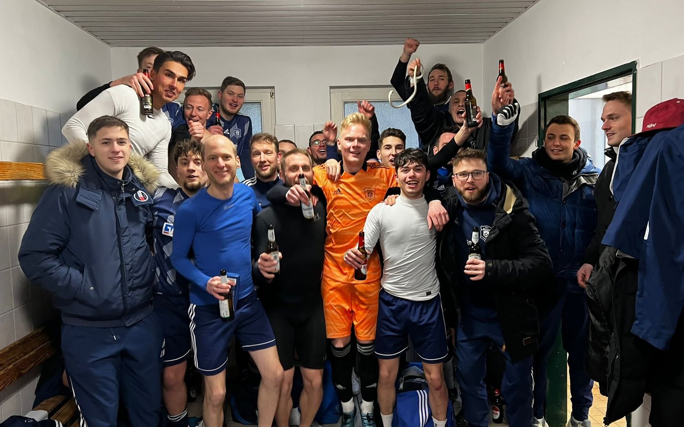 Unsere Erste Herren beim Jubelfoto in der Kabine der Dr. Kind Arena