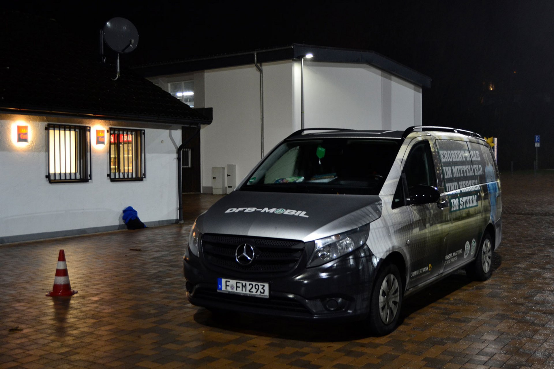 Das DFB Mobil war nach Bielstein gekommen, um den Trainern und Spielern unterschiedliche Themen des altersgerechten Trainings näherzubringen