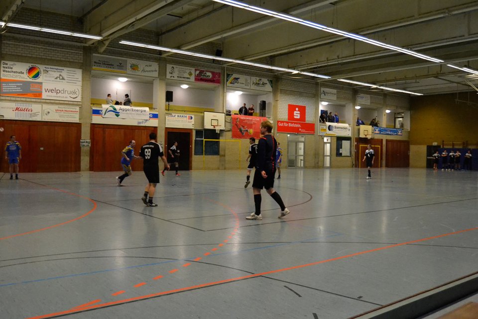 Schiedsrichter Marcel Hühn nahm seinen Job ernst ... Schiedsrichter Marcel Hühn nahm seinen Job ernst ...