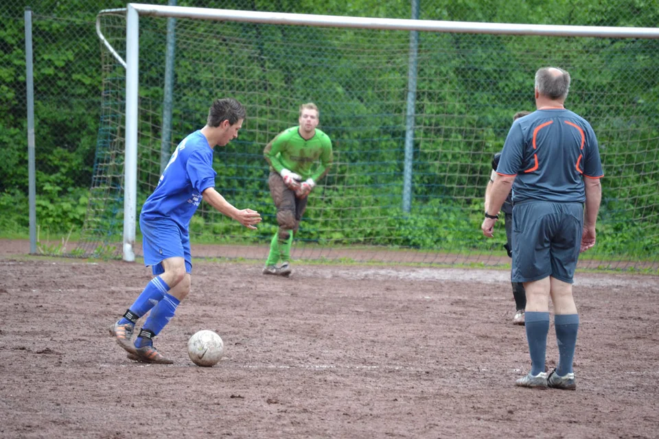 Fast das 8:2: Kilian Thönes führt den Ball ... Fast das 8:2: Kilian Thönes führt den Ball ...