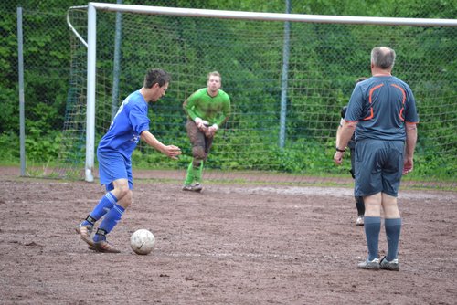 Fast das 8:2: Kilian Thönes führt den Ball ... Fast das 8:2: Kilian Thönes führt den Ball ...