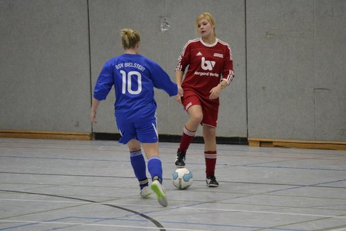 Sarah Kapp im Zweikampf mit ihrer Gegenspielerin Sarah Kapp im Zweikampf mit ihrer Gegenspielerin