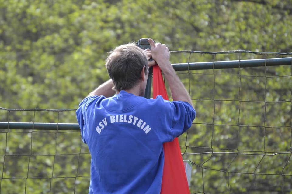 Alfred Lindemann bei der Aufhängung der neuen Banner von Früh Kölsch Alfred Lindemann bei der Aufhängung der neuen Banner von Früh Kölsch