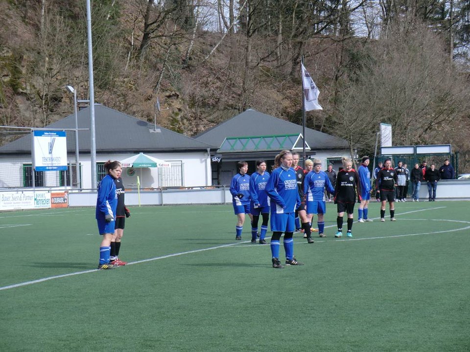 Die Bielsteiner Hintermannschaft in Erwartung eines Freistoßes Die Bielsteiner Hintermannschaft in Erwartung eines Freistoßes