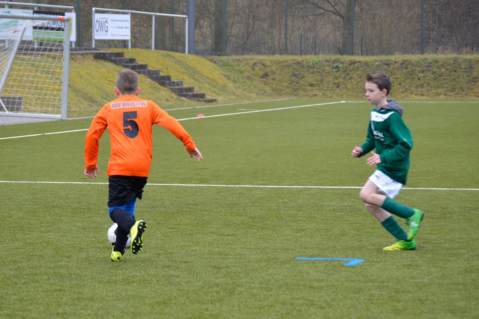 Entwicklungsfähiger Linksverteidiger: Oliver Nickel treibt das Spielgerät nach vorne