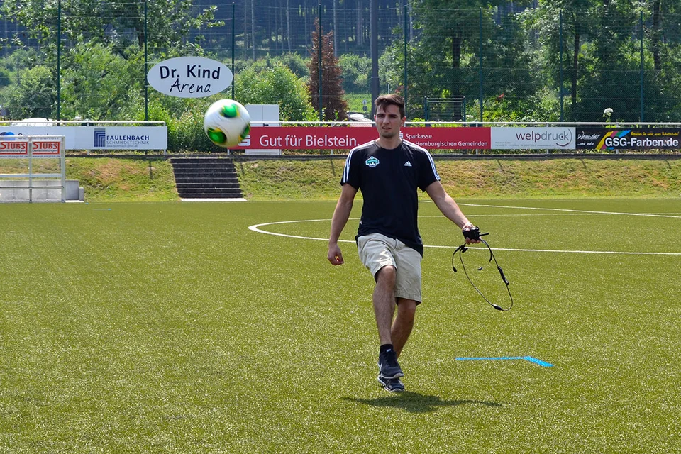 Kurze Pause: die Helfer des Fußballverbandes gönnen sich eine kleine Pause