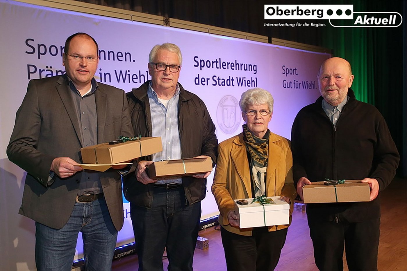 Lothar Vollmer (2.v.l.) und Barbara Rosenthal bekamen die silberne bzw. goldene Ehrennadel verliehen