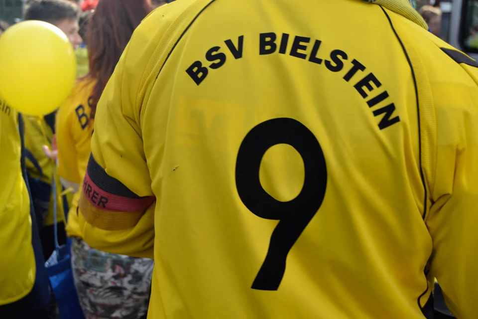 Identifikation: um auch als Fußballer erkannt zu werden, schlüpften die Teilnehmer zu Teilen in Fußballtrikots Identifikation: um auch als Fußballer erkannt zu werden, schlüpften die Teilnehmer zu Teilen in Fußballtrikots