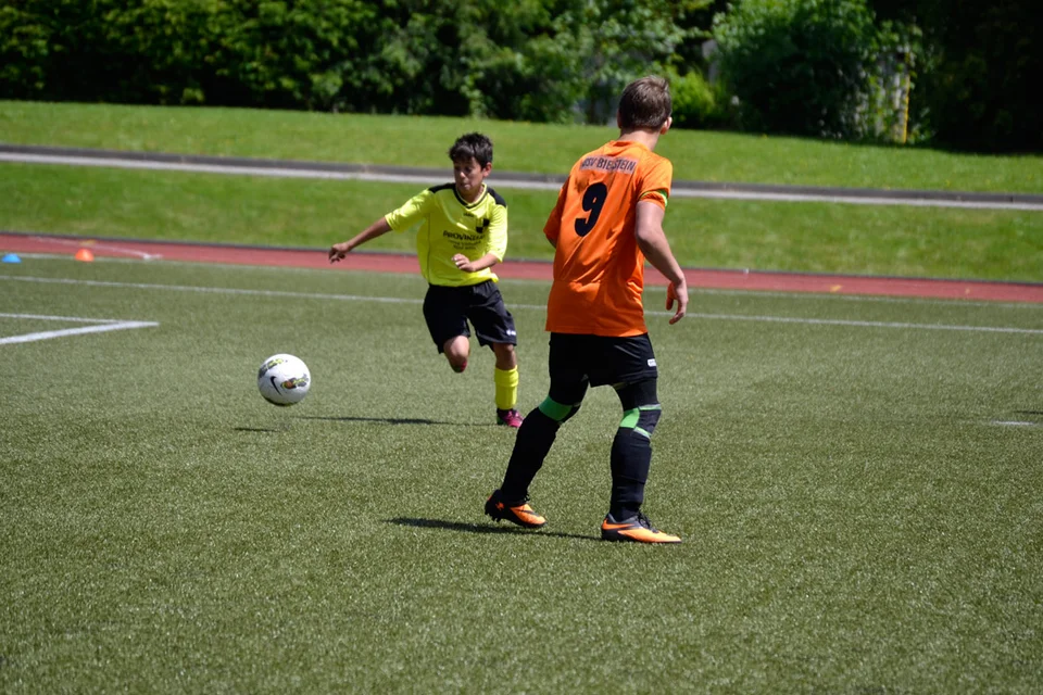 Sven bereitet sich auf den Zweikampf mit dem ballführenden Spieler vor Sven bereitet sich auf den Zweikampf mit dem ballführenden Spieler vor