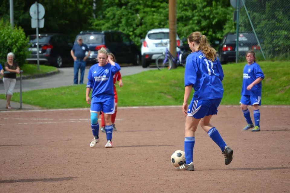Jacy im Dribbling gegen die tief stehenden Marienheiderinnen Jacy im Dribbling gegen die tief stehenden Marienheiderinnen