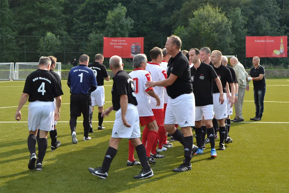 Leichte Größenvorteile: Thorsten „Kuddel“ Prangenberg verliert so schnell wohl kein Kopfballduell gegen Wolfgang Overath Leichte Größenvorteile: Thorsten „Kuddel“ Prangenberg verliert so schnell wohl kein Kopfballduell gegen Wolfgang Overath