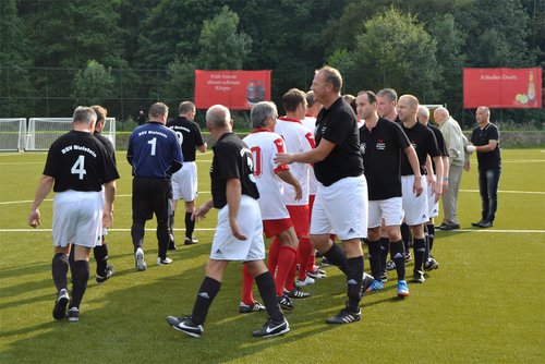 Leichte Größenvorteile: Thorsten „Kuddel“ Prangenberg verliert so schnell wohl kein Kopfballduell gegen Wolfgang Overath Leichte Größenvorteile: Thorsten „Kuddel“ Prangenberg verliert so schnell wohl kein Kopfballduell gegen Wolfgang Overath