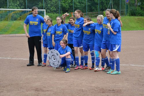 Stolz wie Oskar: Trainer und Spielerinnen feierten die Meisterschaft noch den ganzen Abend über Stolz wie Oskar: Trainer und Spielerinnen feierten die Meisterschaft noch den ganzen Abend über
