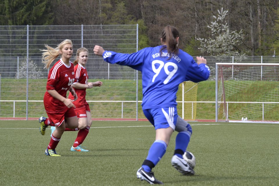 Annalena Müllenmeister nimmt es gleich mit zwei Reichshoferinnen auf