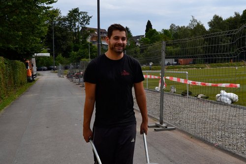 Verliebt in eine Schubkarre: Patrick Weßel fährt die Steine zum Sammelpunkt Verliebt in eine Schubkarre: Patrick Weßel fährt die Steine zum Sammelpunkt