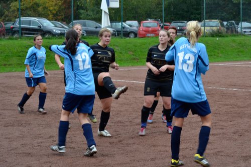 Unorthodoxe Körperhaltung der Spielerinnen beider Mannschaften
