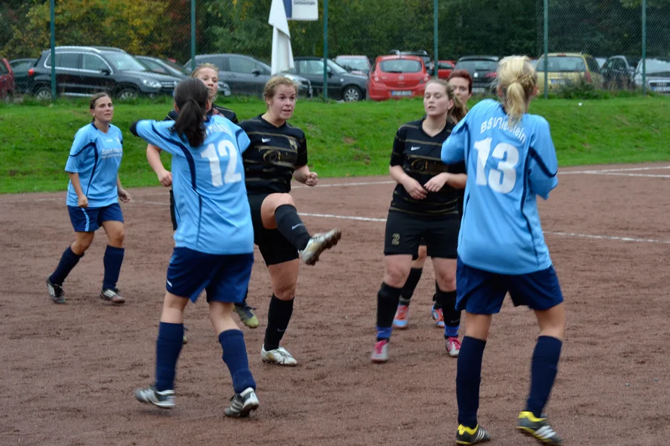 Unorthodoxe Körperhaltung der Spielerinnen beider Mannschaften