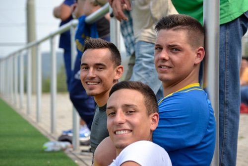 Karim, Giulano und Rene posieren für ein Foto ...