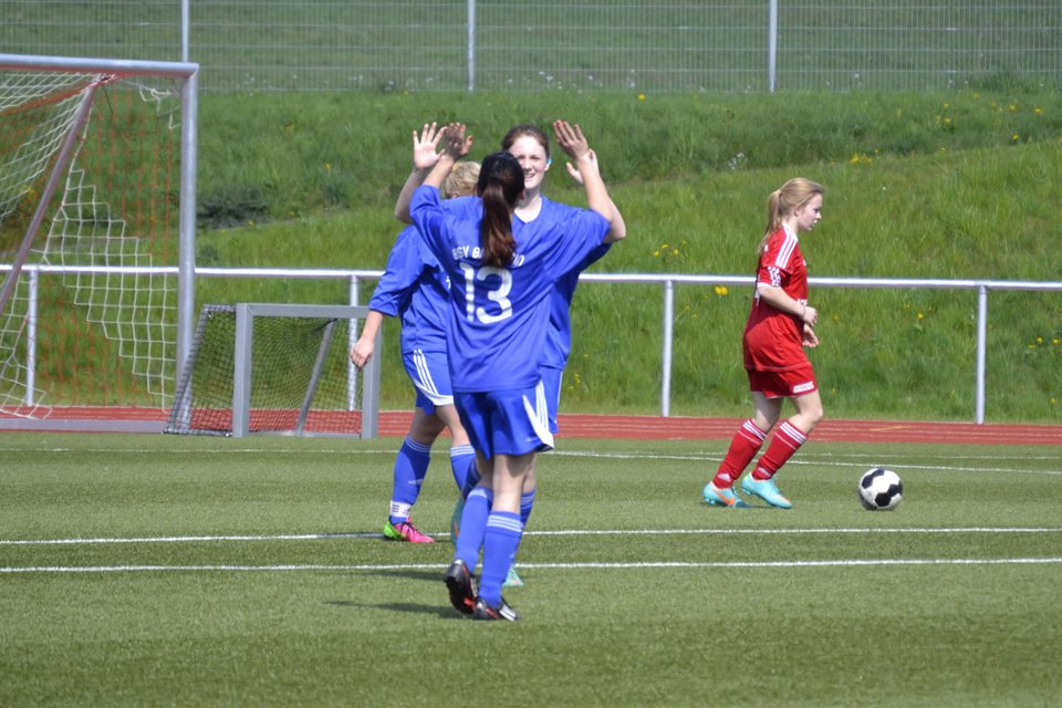 Jenny Völker und Vivian Schulte freuen sich über den Ausgleich zum 1:1