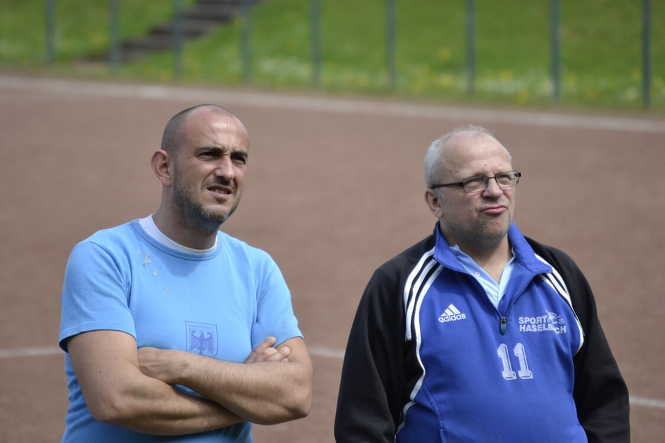 Finden das Banner trotz des kritischen Blicks sehr schön: Joschi Große und Ede Noreikat Finden das Banner trotz des kritischen Blicks sehr schön: Joschi Große und Ede Noreikat