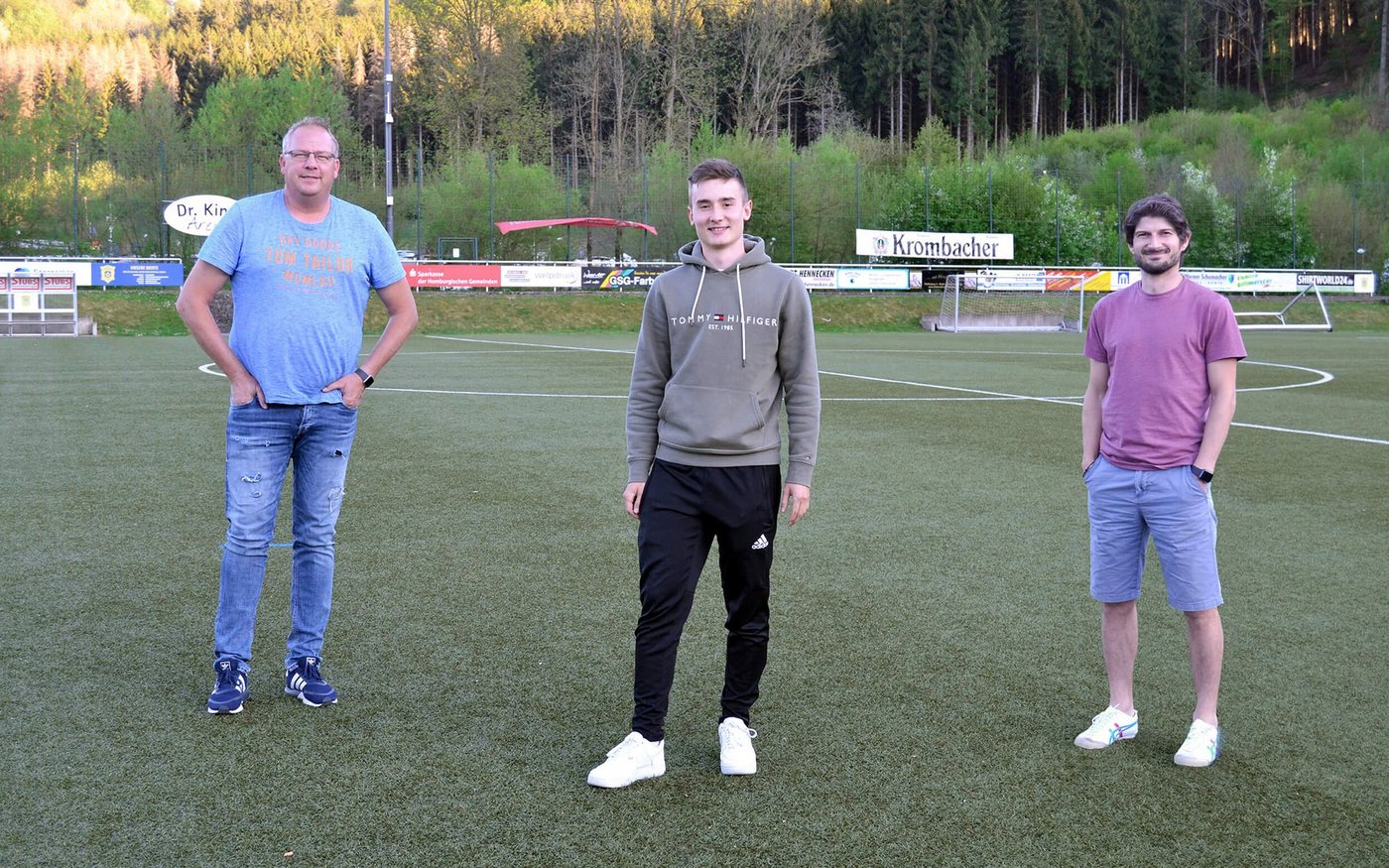 Thorsten Prangenberg, Tom Schöpplein und Georgios Xanthoulis auf dem Rasen der Dr. Kind Arena in Bielstein