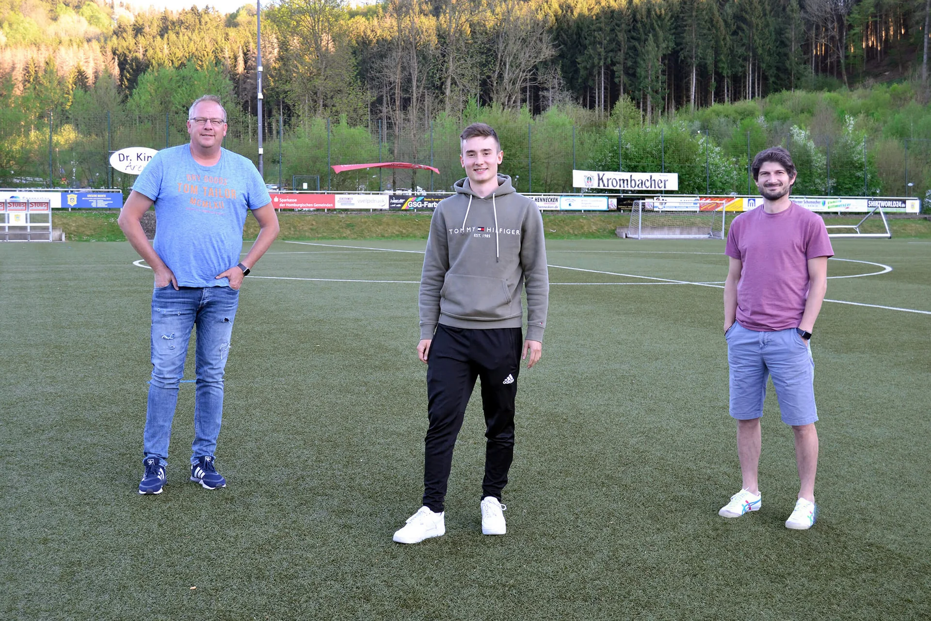 Thorsten Prangenberg, Tom Schöpplein und Georgios Xanthoulis auf dem Rasen der Dr. Kind Arena in Bielstein