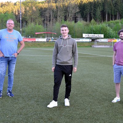 Thorsten Prangenberg, Tom Schöpplein und Georgios Xanthoulis auf dem Rasen der Dr. Kind Arena in Bielstein