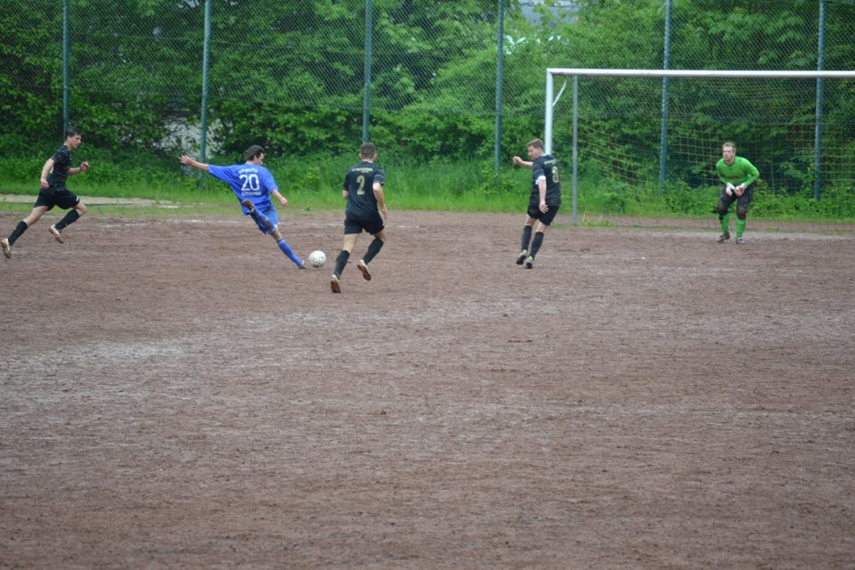... und den Ball schließlich ...
