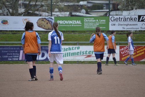 Goli Chahardahcherik, Nina Boxberg und Cathrin Heim in Erwartung eines Einwurfs