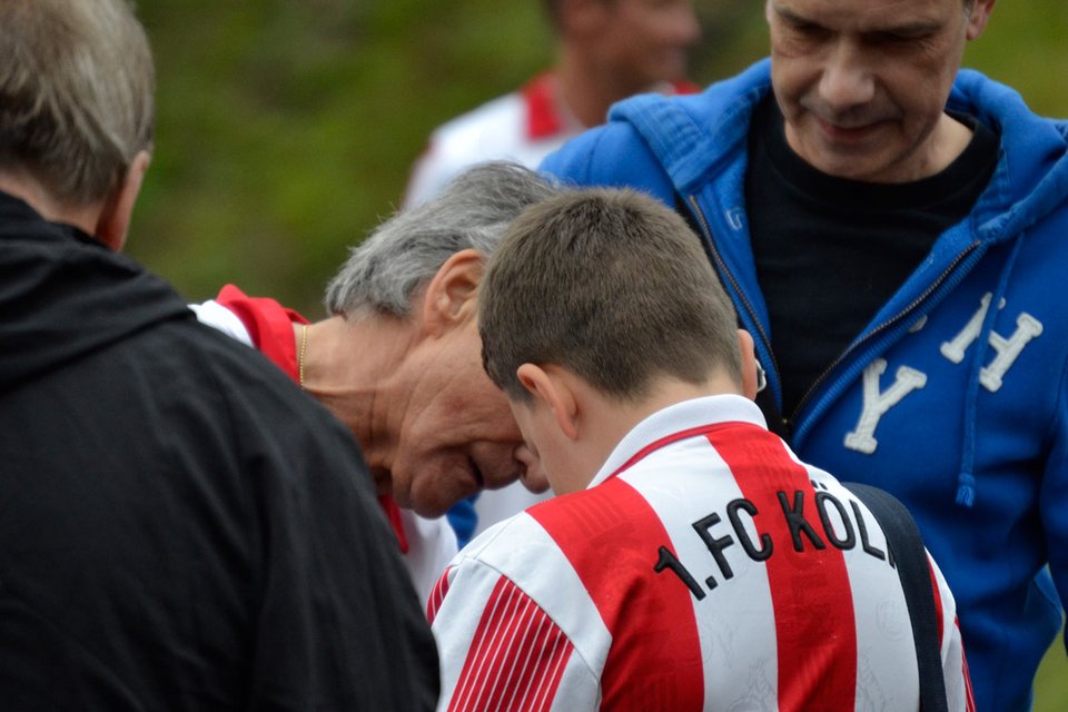 Beliebter Spieler für Autogramme: Wolfgang Overath erfüllte die Wünsche der Bielsteiner Jugend ... Beliebter Spieler für Autogramme: Wolfgang Overath erfüllte die Wünsche der Bielsteiner Jugend ...
