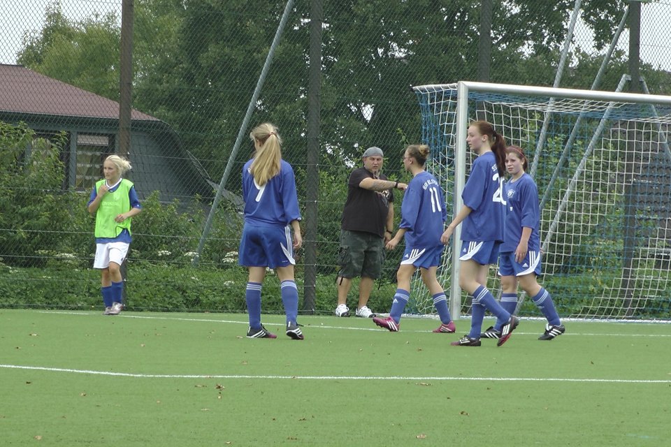 Starker Zusammenhalt: Christin, Linda, Lena und Astrid in Erwartung eines Einwurfs