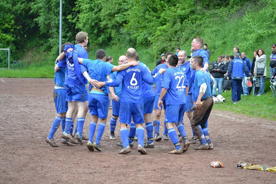 ... und mit lauten „Derbysieger, Derbysieger“-Schlachtrufen ...