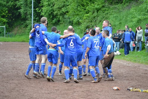 ... und mit lauten „Derbysieger, Derbysieger“-Schlachtrufen ... ... und mit lauten „Derbysieger, Derbysieger“-Schlachtrufen ...