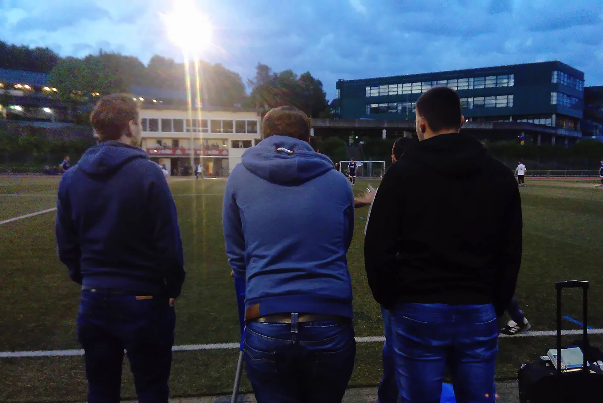 Die zahlreichen Zuschauer schauten dem bunten Treiben auf dem Rasen mit gemischten Gefühlen zu