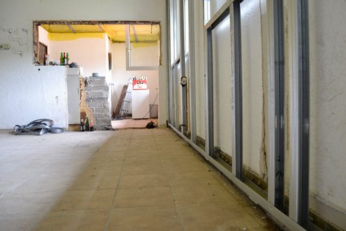 ... bauten die Schienen für die neuen Wände auf ... bauten die Schienen für die neuen Wände auf