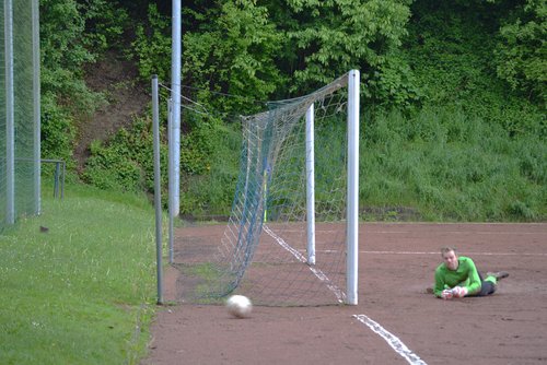 ... und Kenny Schmidt so irritierte, dass dieser vorbeischoss ... ... und Kenny Schmidt so irritierte, dass dieser vorbeischoss ...