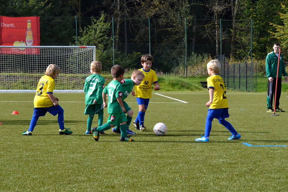 ... und leitet den Ball an seinen Mitspieler weiter