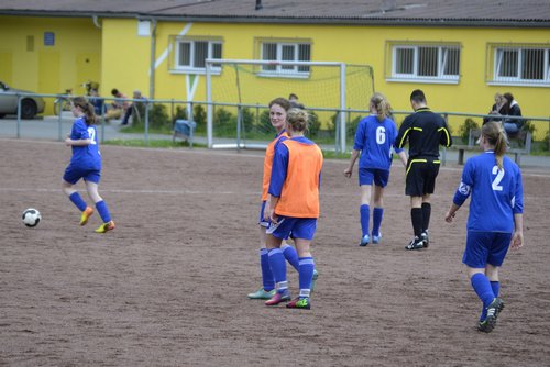 Vivian Schulte und Sarah Kapp freuen sich über Jacys Tor