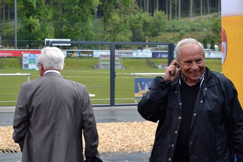 Hatte seinen Spaß: Burkhardt Klein scherzt mit einem Verantwortlichen der Firma Polytan Hatte seinen Spaß: Burkhardt Klein scherzt mit einem Verantwortlichen der Firma Polytan