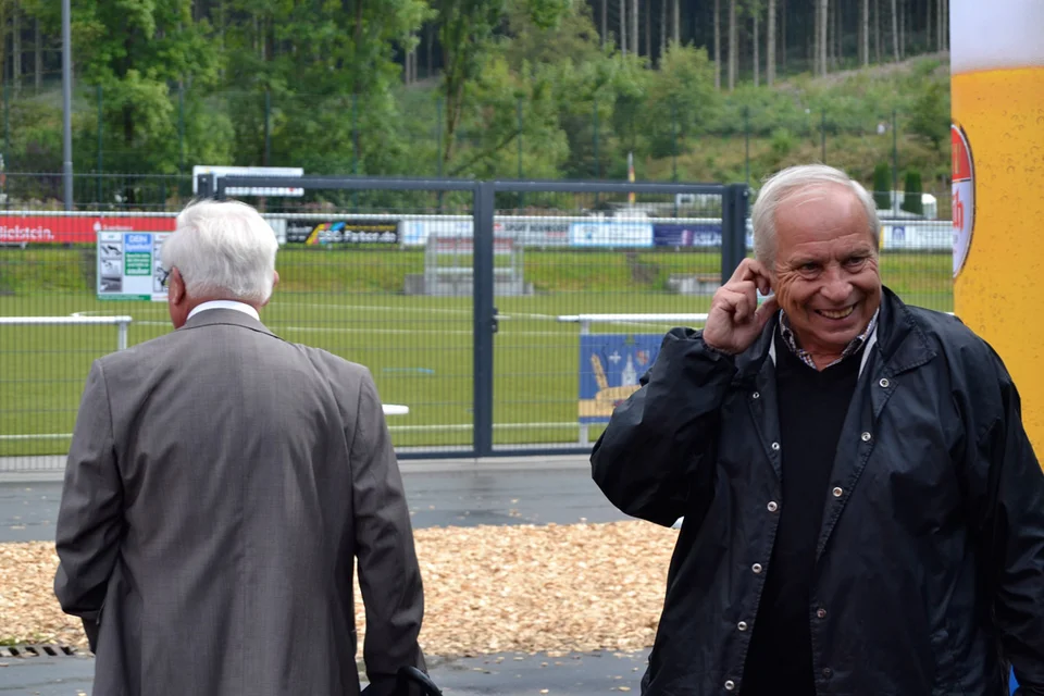 Hatte seinen Spaß: Burkhardt Klein scherzt mit einem Verantwortlichen der Firma Polytan Hatte seinen Spaß: Burkhardt Klein scherzt mit einem Verantwortlichen der Firma Polytan